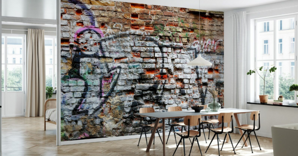 Dinding bata ekspos dengan karya seni mural